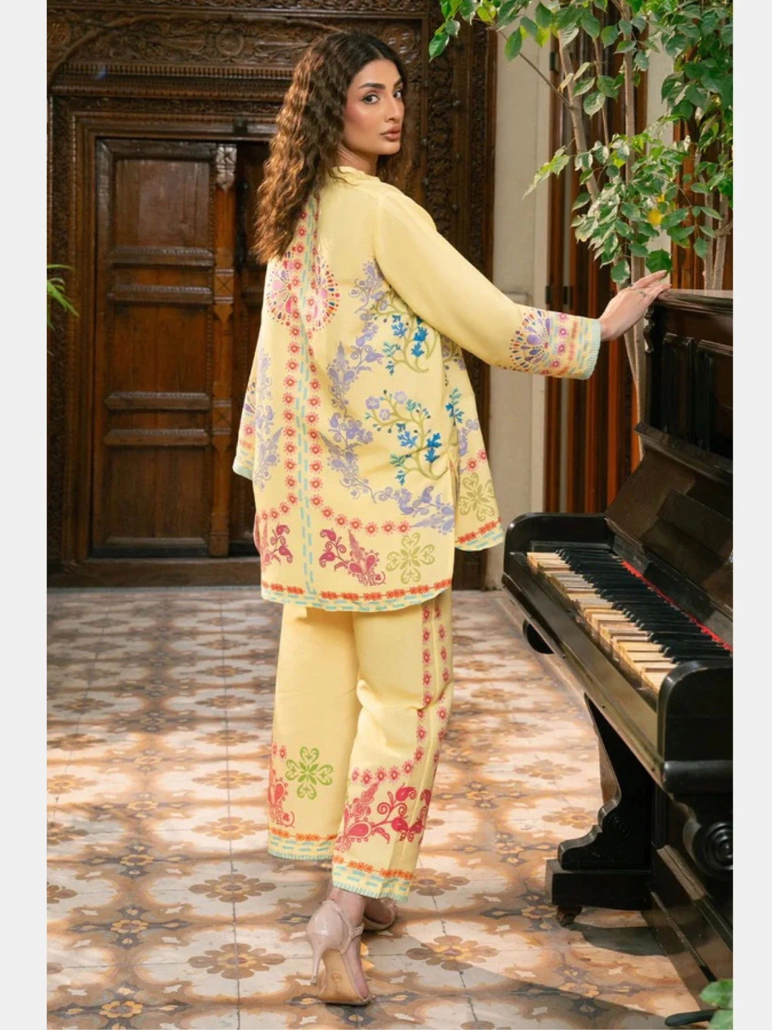 Straight-cut Long Tunic with Matching Wide-leg Trousers - Image 3