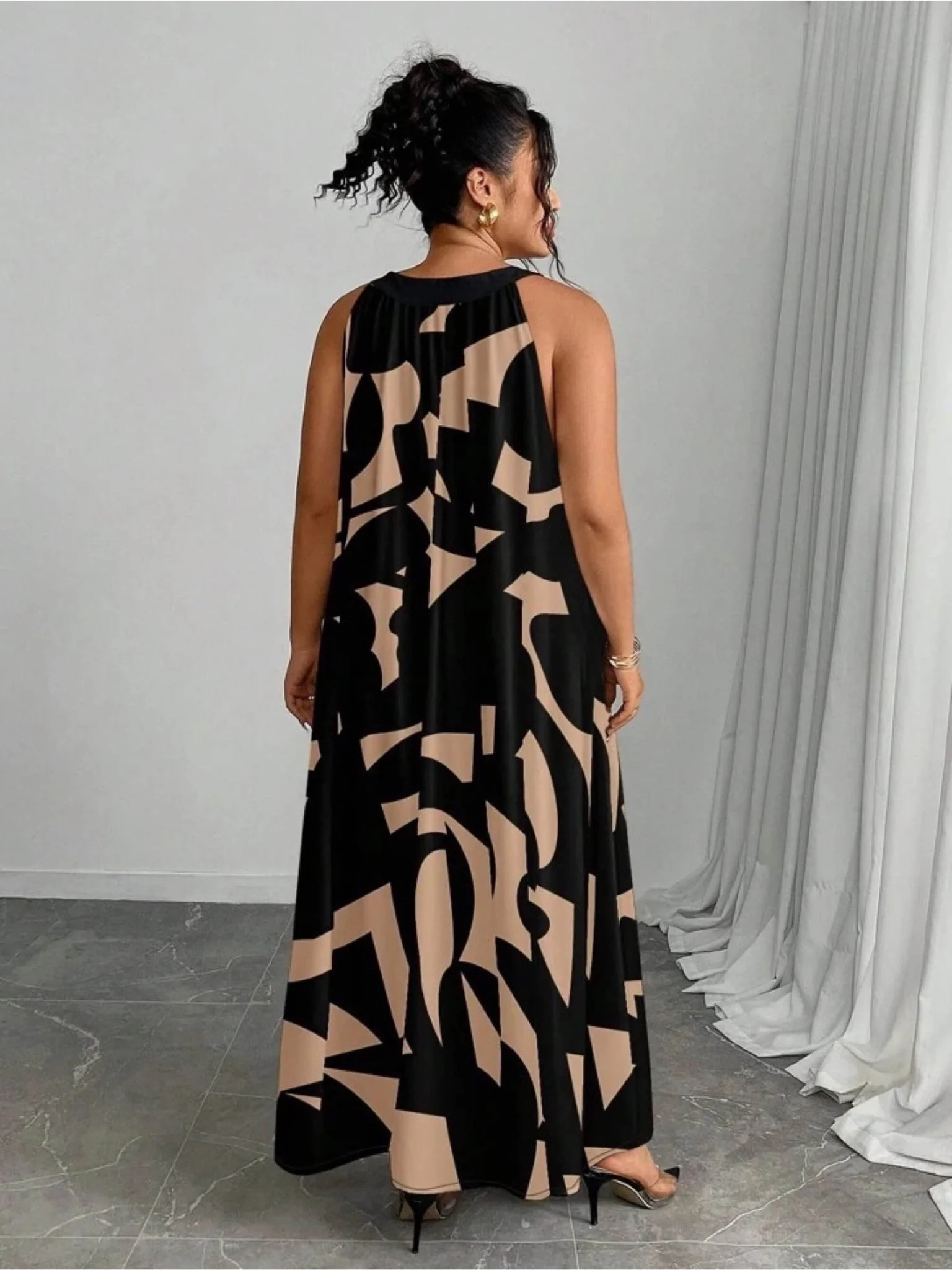 Urban Muse Black and Beige Abstract Graphic Print Halter Neck Maxi Dress - Image 3